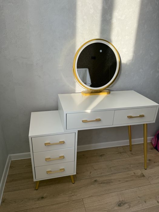 Продам туалетный столик