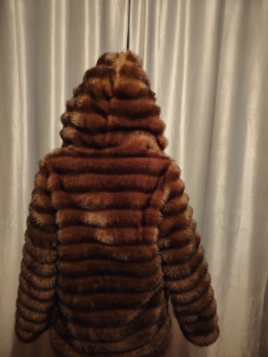 Продам полушубок с капюшоном норкавая