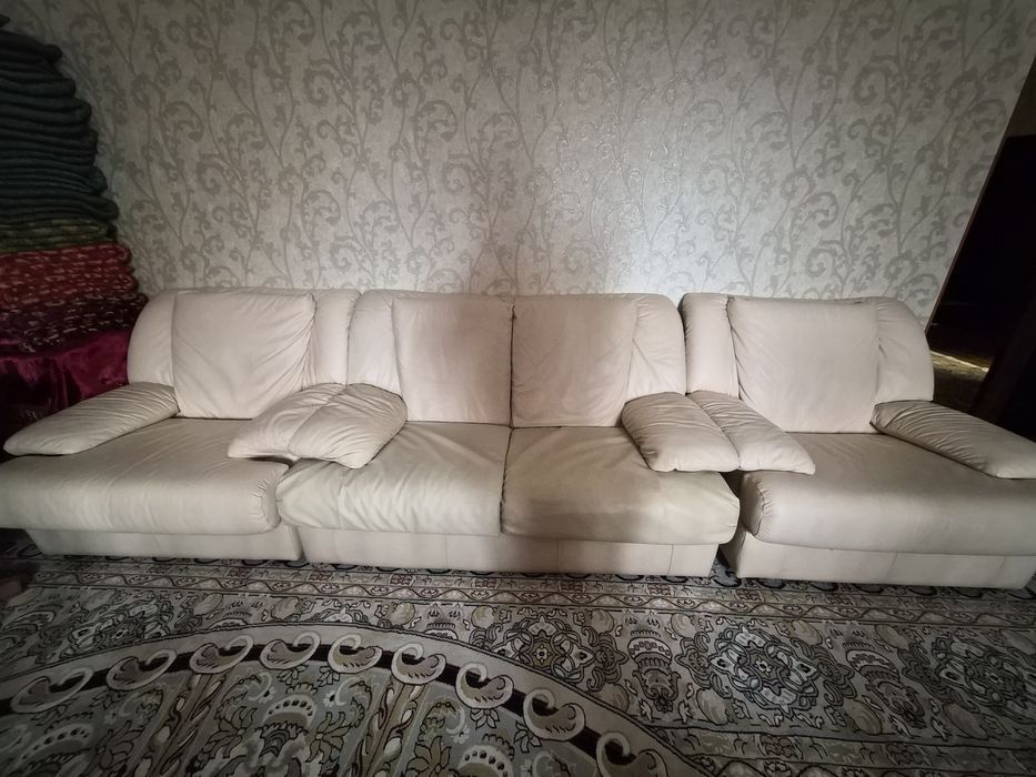 Диван бежевый кожаный