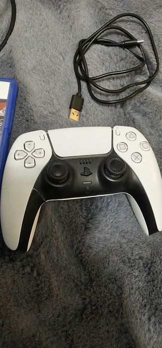 Playstation5, o maneta, doua jocuri