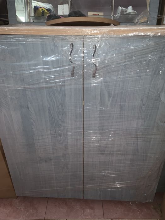 Vand set dulap, comoda si oglinda, rafturi, cuier si 2 scaune bar