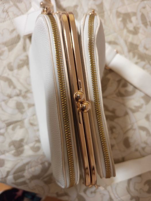 Дамска бяла чанта.