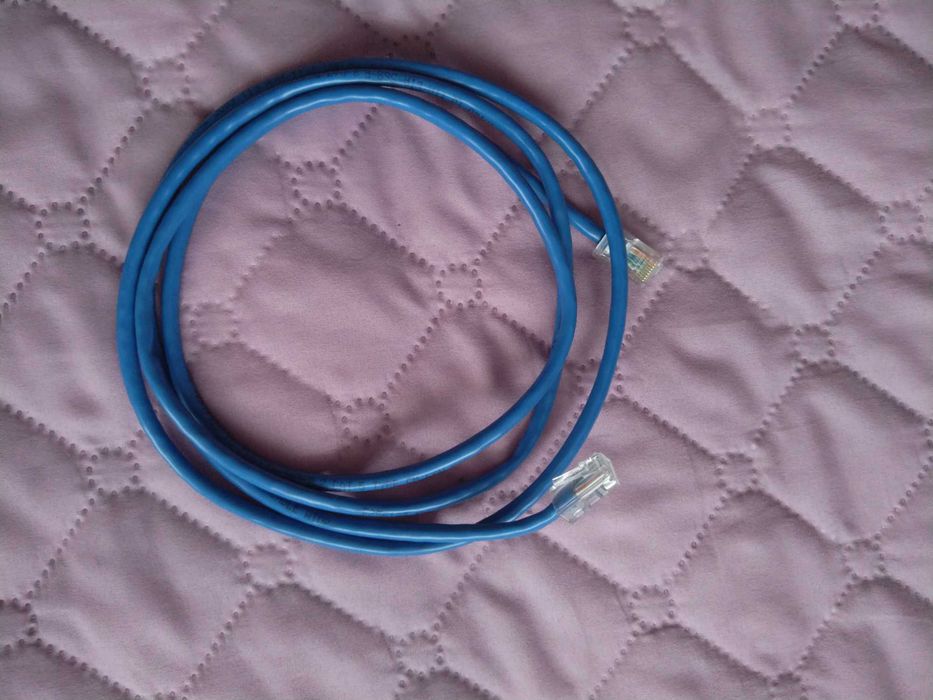 Безжични мишки за компютър, кабели и чинчове за стерео аудио и видео.