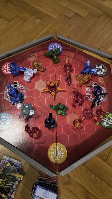 Топчета Бакуган с арена и карти