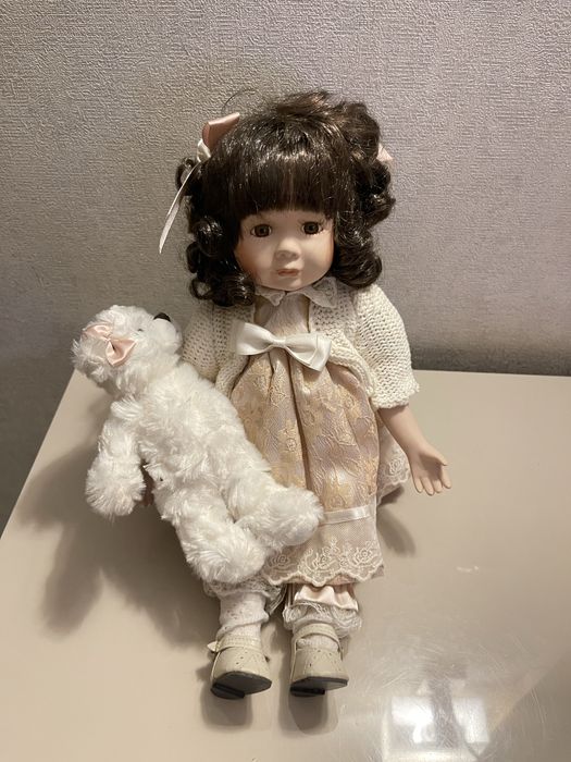 Кукла фарфоровая с мишкой !