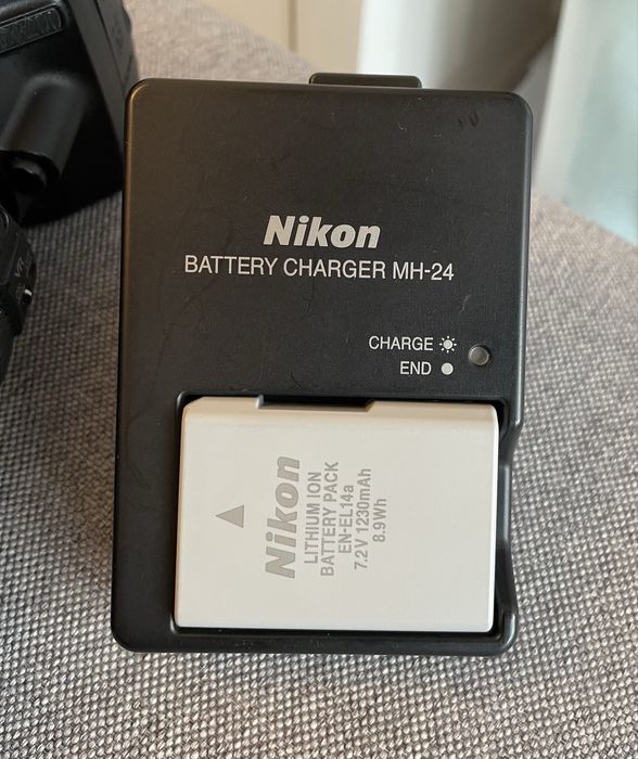 Aparat foto DSLR Nikon D3200 Black + Obiectiv 18-105mm + Blitz SB-700