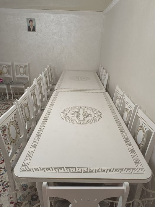 Гостиный стол и стулья