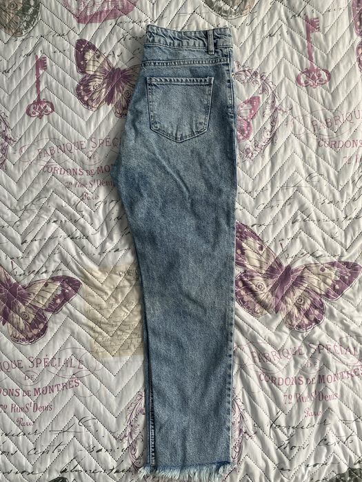 Нови дънки с етикет.