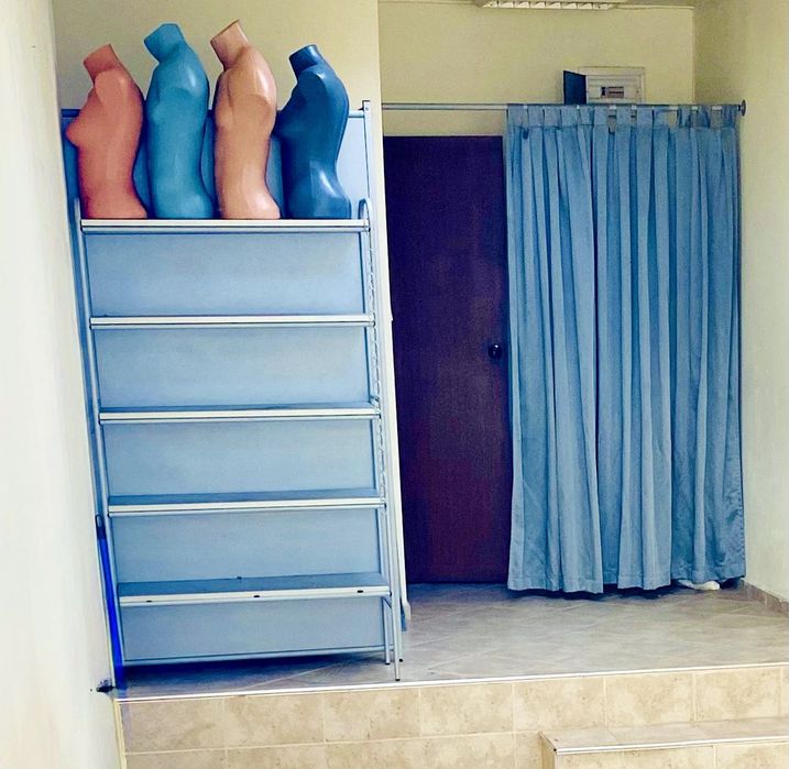 Продава се професионална система за окачване на дрехи, вкл. съблекалня
