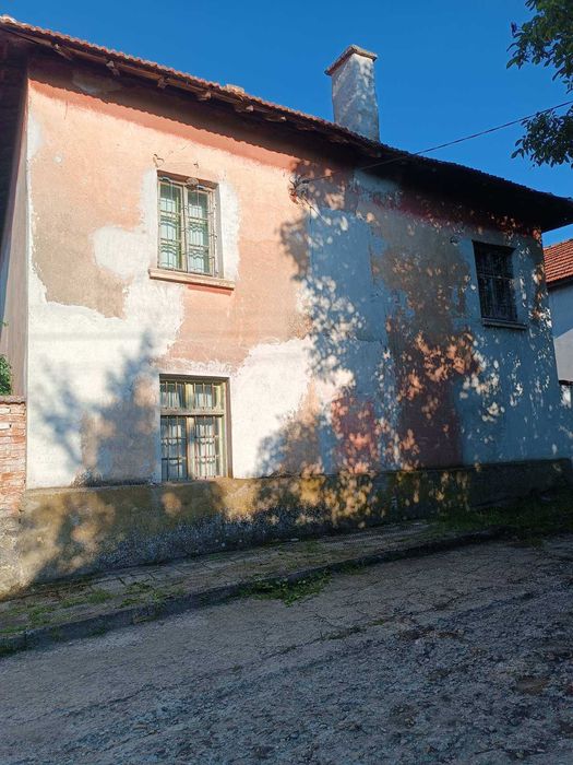 Продавам къща в с. Три кладенци.