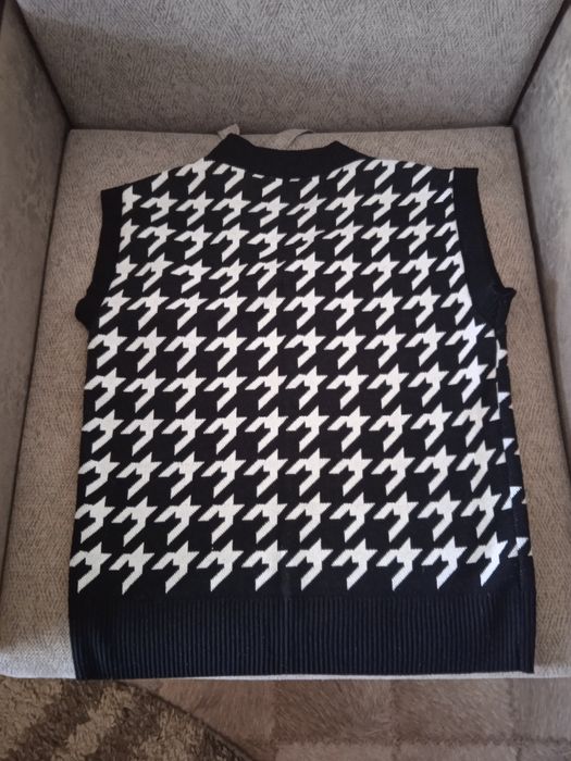 Вязанный жилет .