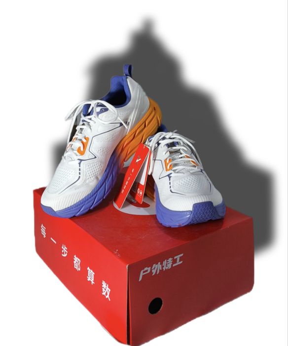 Женские спортивные кроссовки