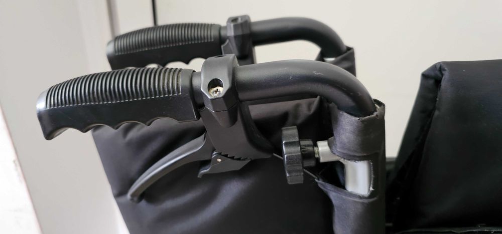 Carucior cu roti pentru persoane cu dizabilitati . Stare foarte buna .