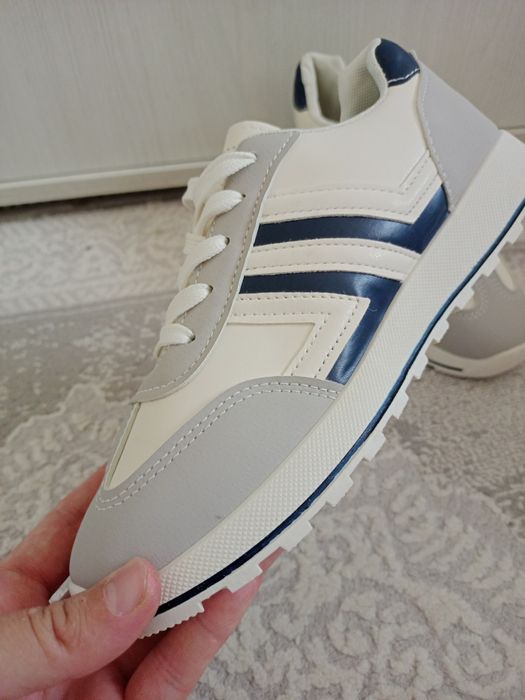 Продам кроссовки 36 размера