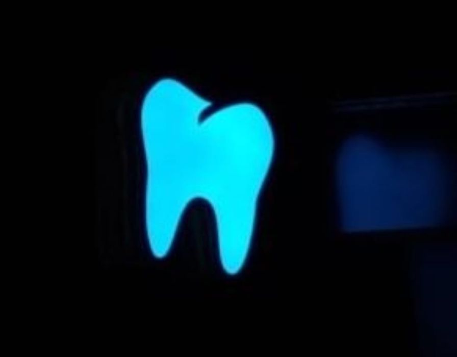 Dinte iluminat LED pt Stomatologie