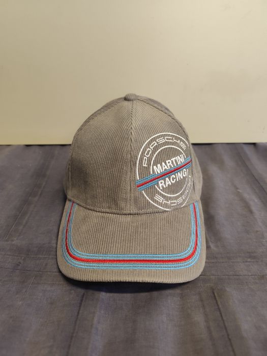 Aceasta este o șapcă unisex Porsche Martini Racing de culoare gri.