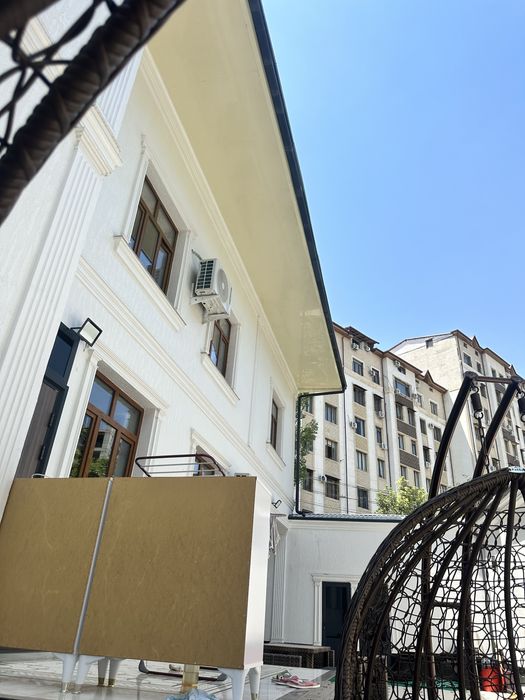 Сдаётся в аренду первый этаж/ с подвалом частного дома