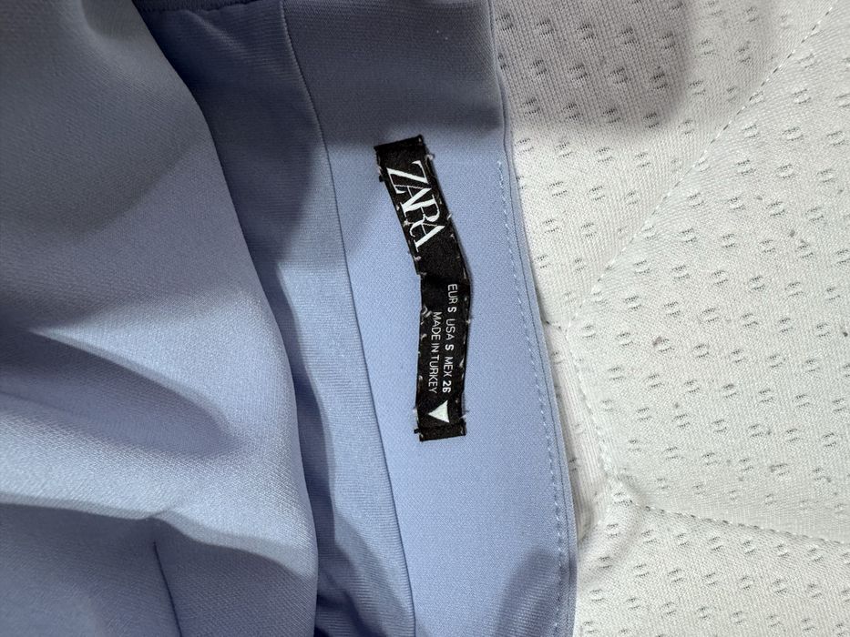 Стилен син топ от Зара