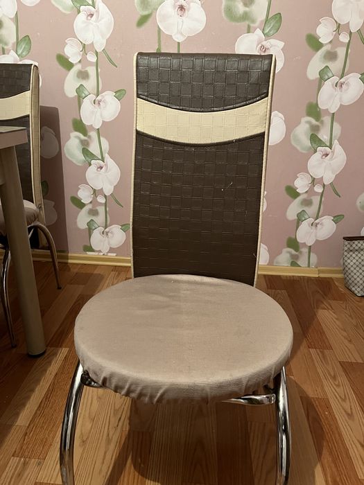 Стол со стульями