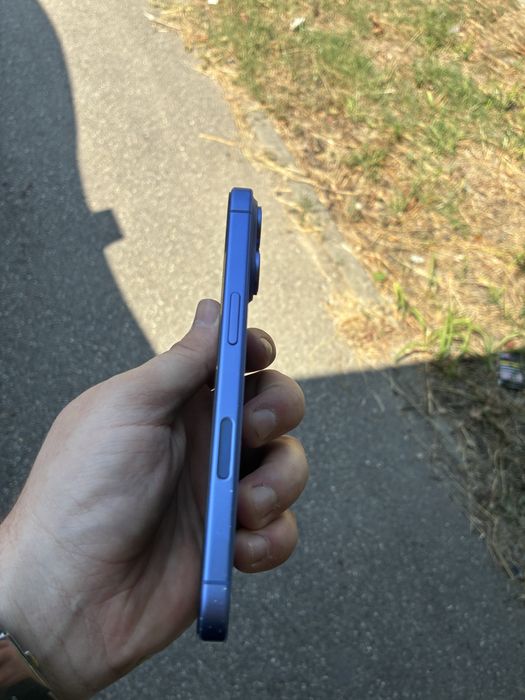 Iphone 16 blue.