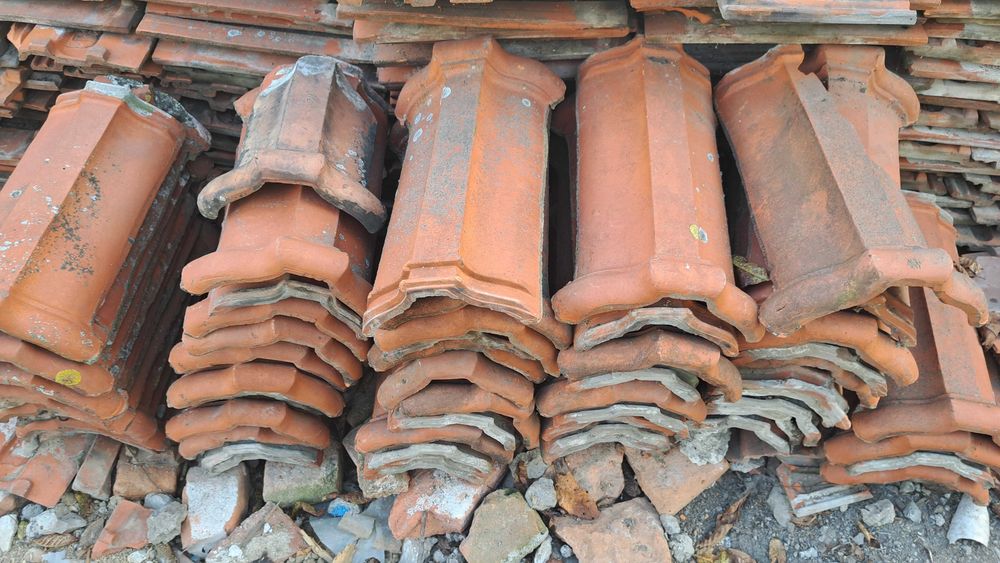 Vand tigla si coame in stare buna