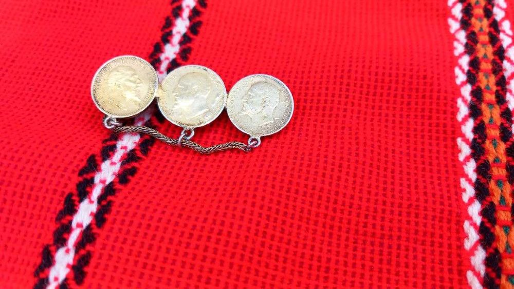 Стара брошка от сребърни монети от 1913 г.