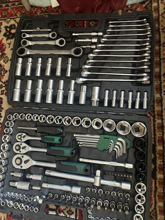 Продается набор инструментов ключей