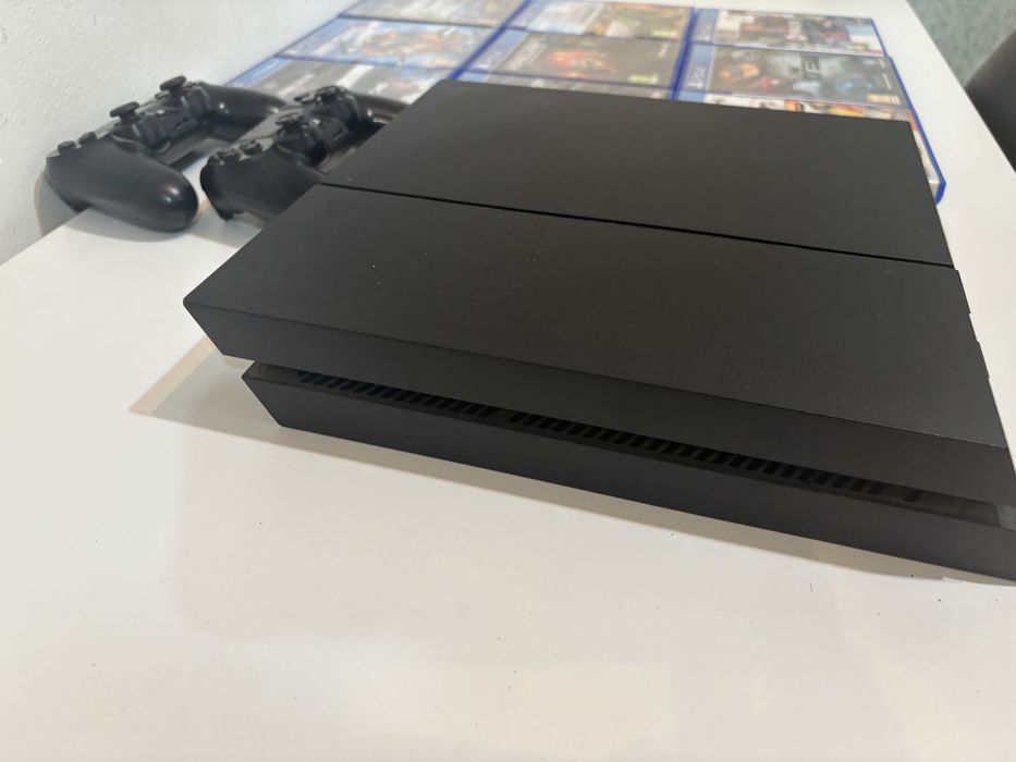 Vand Play station 4 doua console plus jocuri