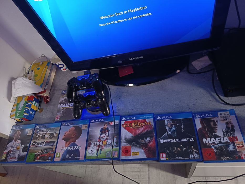 PS 4 ,500 GB,8 jocuri ,2 console