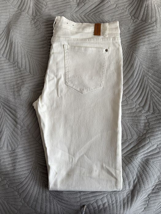 Джинсы молочного цвета