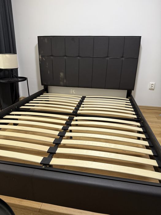 Vand mobilier și masina de spalat rufe verticala.