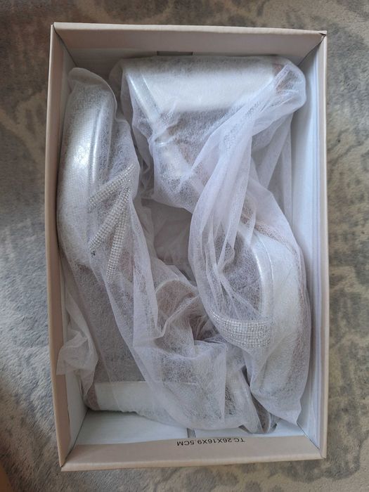 Сребристи сандали на висок ток