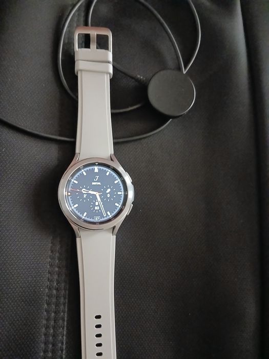 Samsung Galaxy Watch 4 Classic zudlik bilan sotiladi. Срочно продам