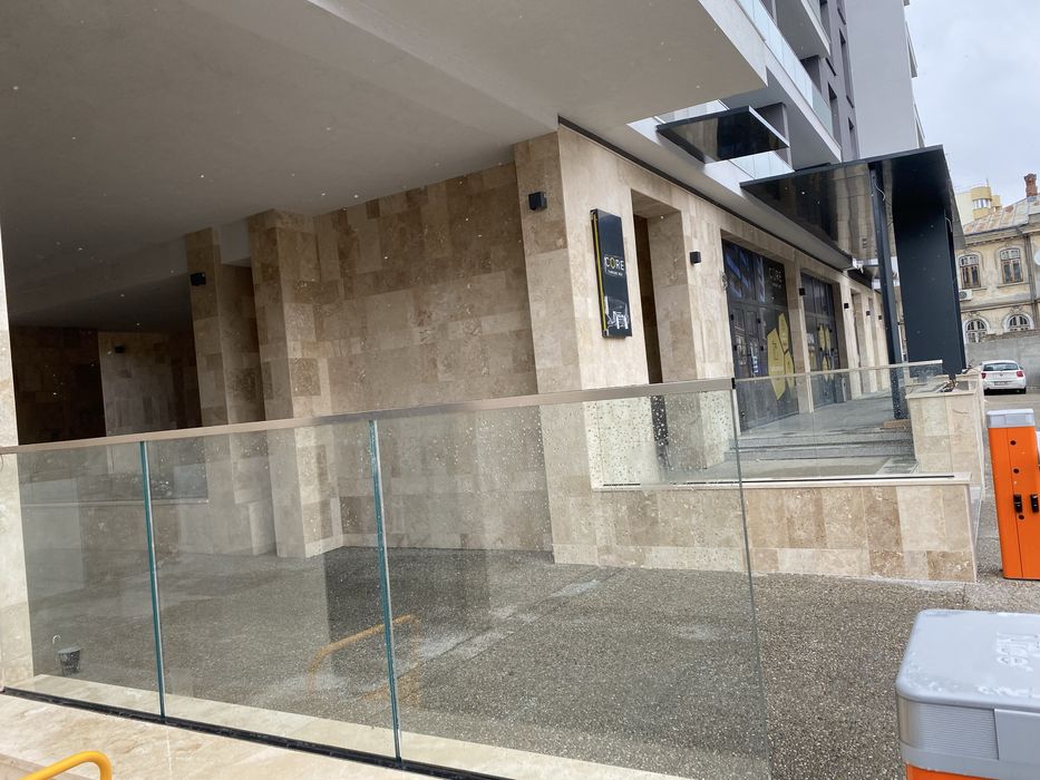 Balustrada din sticls securizata fixata in profil menghina