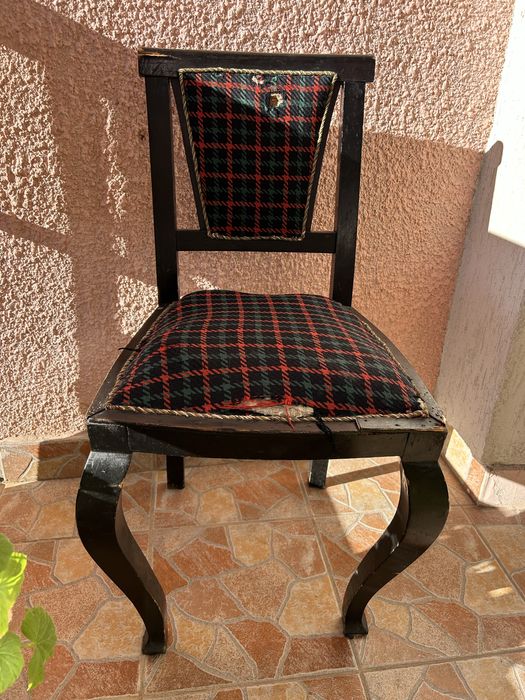 Антикварен стол от масовно дърво в черно