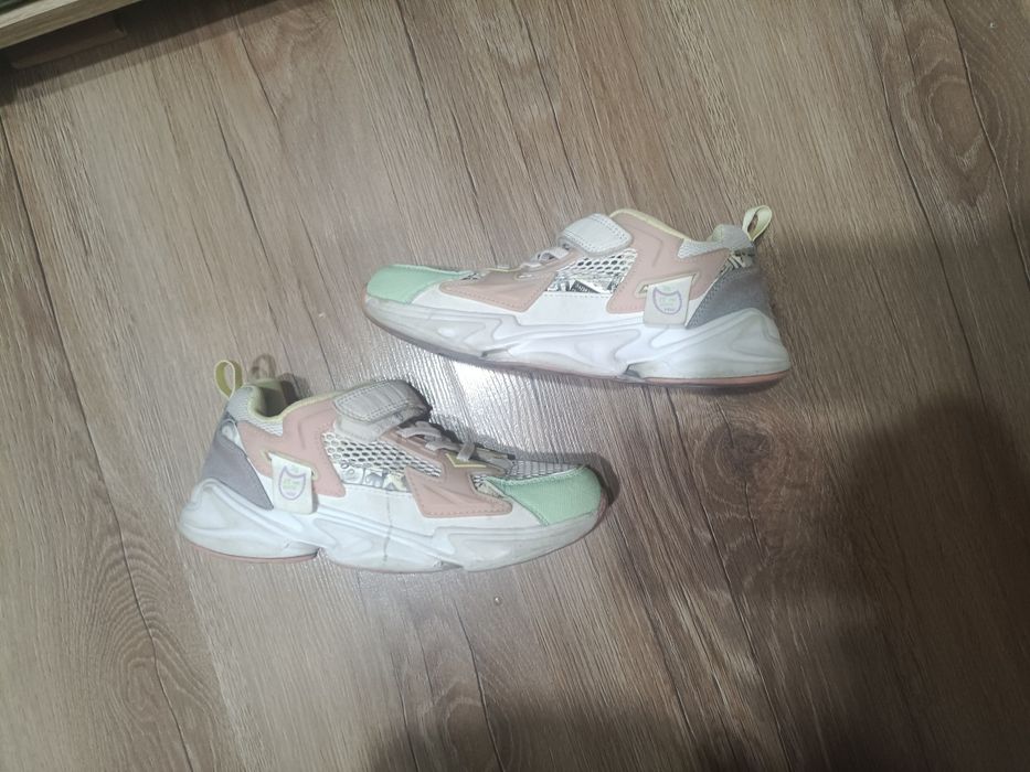 Продам кроссовки Котофей