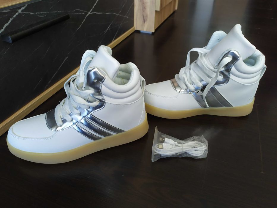 Светещи маратонки номер 37.