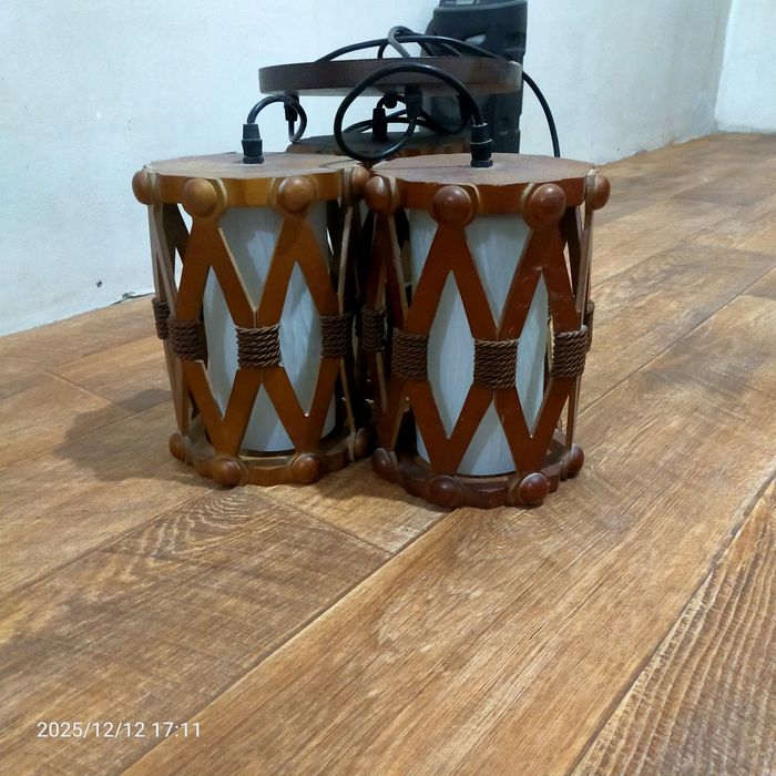 Продам люстру три лампы