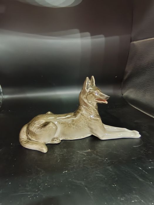 Фарфоровая статуэтка