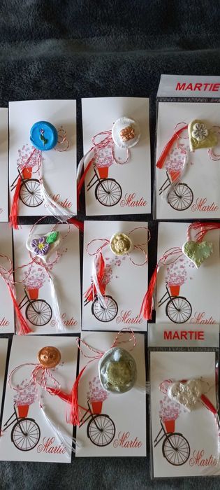 Martisor tip brosa lucrat manual (martisoare)