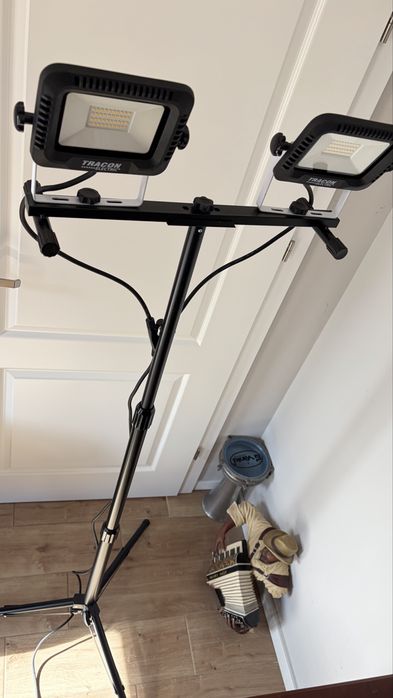 Set 2 proiectoare LED TRACON 2x30W cu stativ telescopic – 4000K IP65