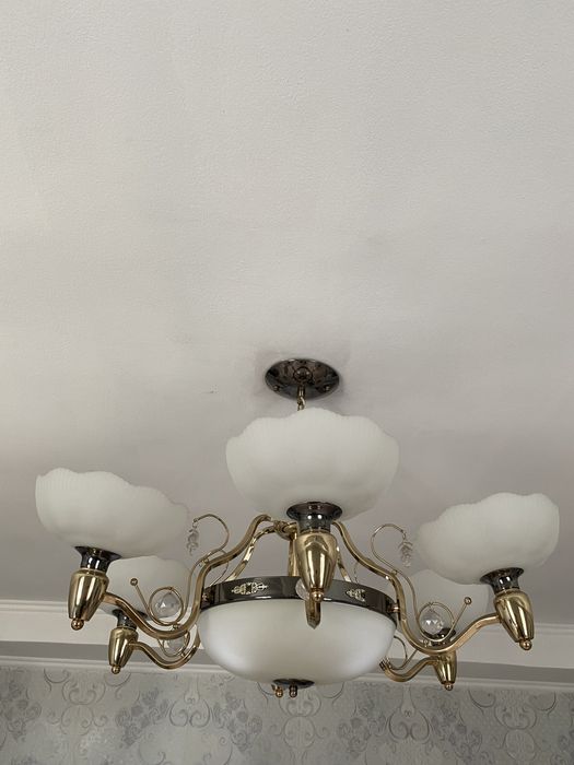 Продам люстры одна большая