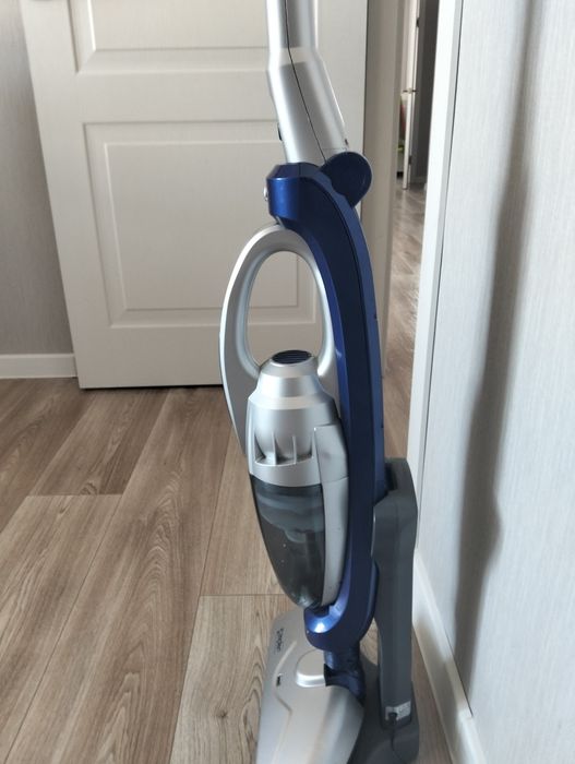 Продам вертикальный пылесос