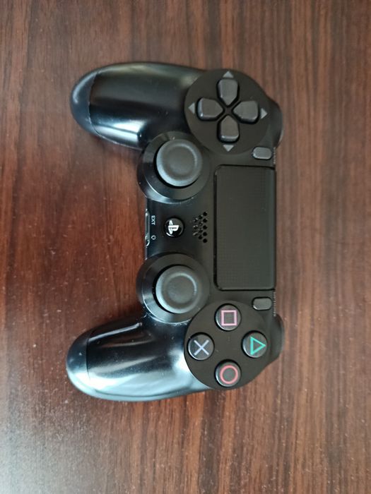 Ps4 slim 1tb + оригиналния джойстик и необходимите кабели