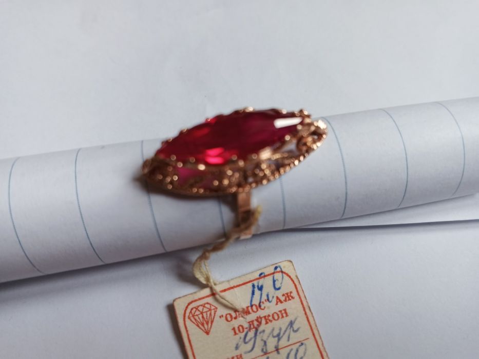 Кольцо золотое с красным камнем