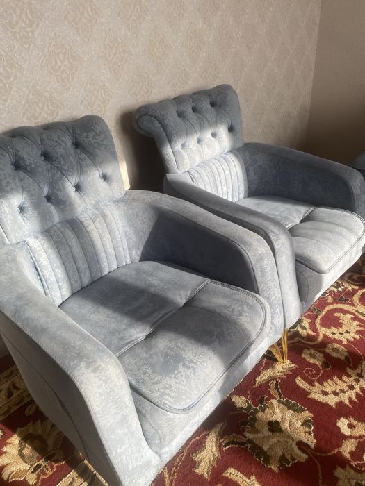 Срочно продам диван с двумя креслами