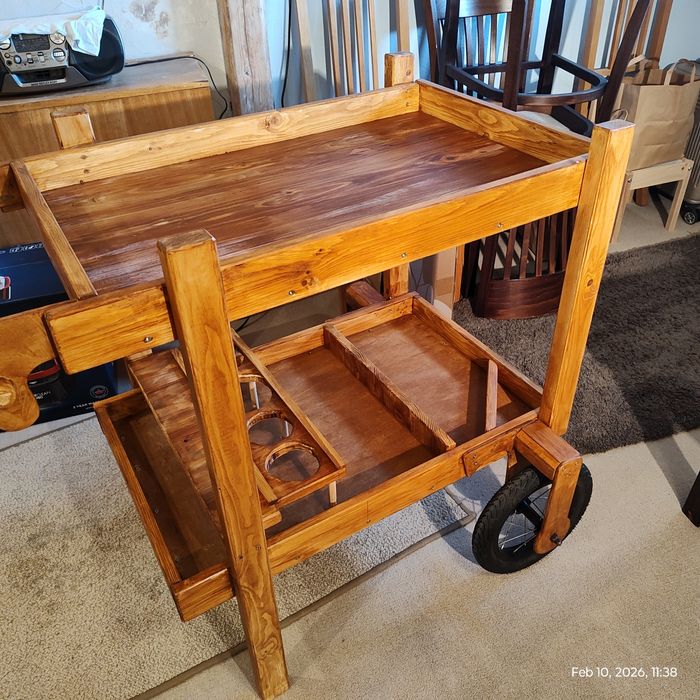 Маса, помощна маса с колела.