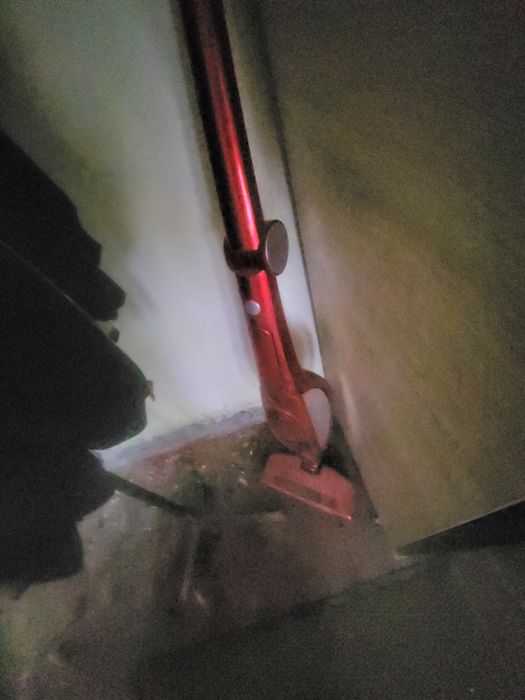 Aspirator electric roșu fără fir