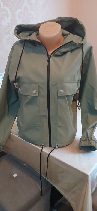 Лёгкая ветровка женская