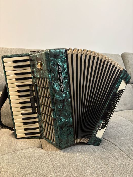 Acordeon Weltmeister Stella cu 80 de basi